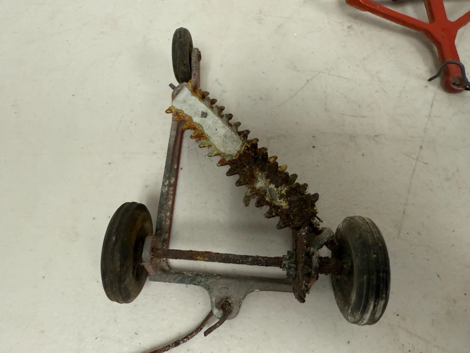 Lote de 3 implementos de tractor de granja rastrillo de heno entrega lateral OLIVER de juguete vintage de los años 50 Foto 4 de 4