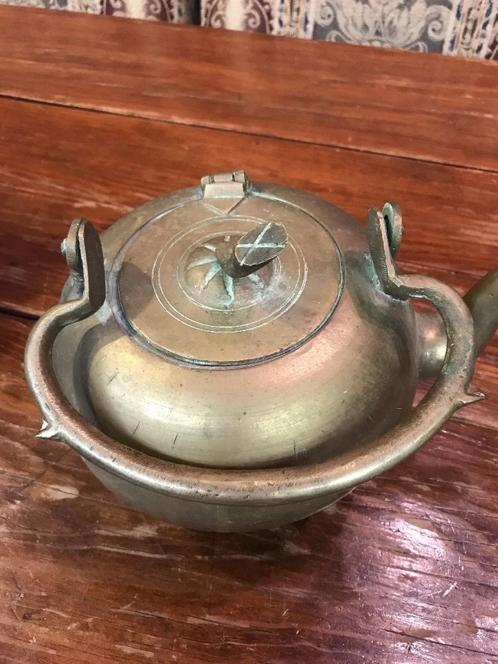 "Antigua tetera asiática de latón macizo con tallo de manzana tapa con patas bonita pátina 6,75"" T" Foto 2 de 4