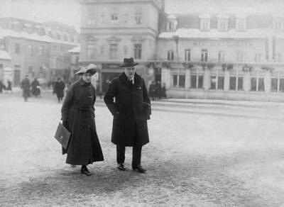 Politician Centre DMdR with Mrs Dornbluth around 1920 Old Photo