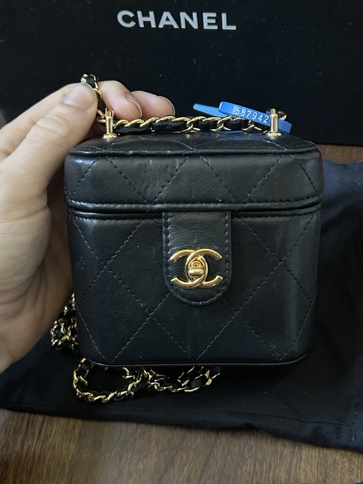 Caixa Chanel CC Turnlock vaidade com corrente acolchoada pele de cordeiro mini - Imagem 3 de 4