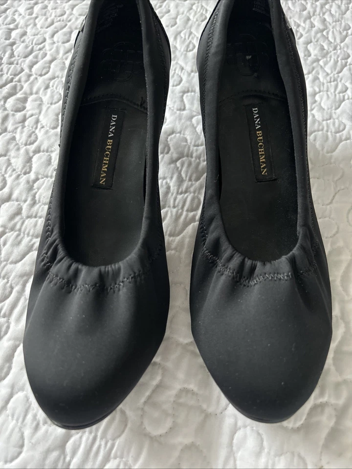 Zapatos de tacón alto Dana Buchman para mujer 9 M sin cordones tela negra punta cerrada logotipo Foto 2 de 4