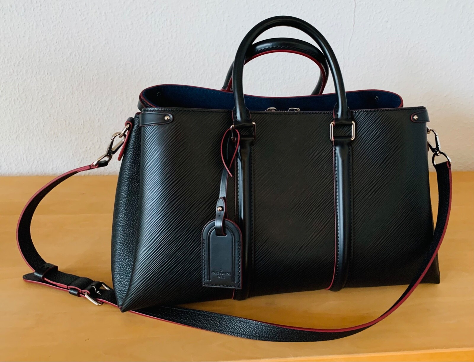 Купить Original Louis Vuitton Soufflot MM Epi Leder schwarz на Аукцион DE  из Германии с доставкой в Россию, Украину, Казахстан