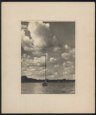 Fotografie B. Walker, Berlin-Pankow, Hiddenseestr. 11, unbekannter Ort, Segelbo 