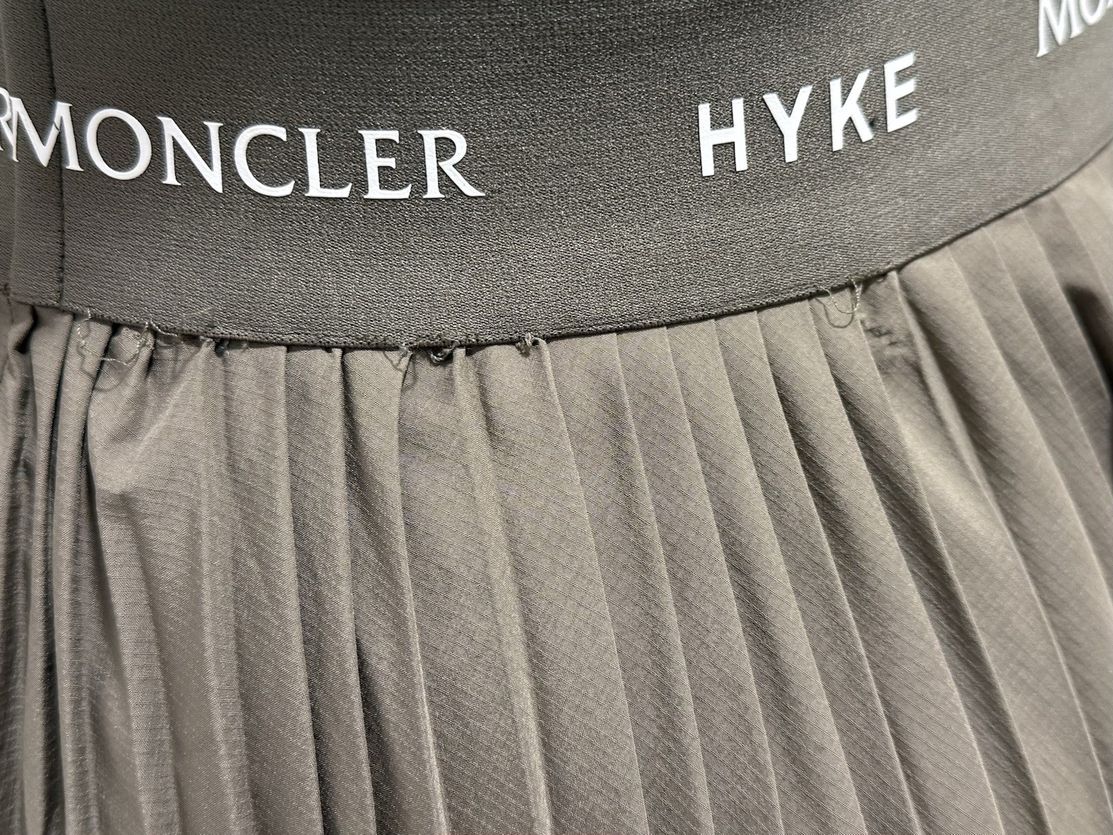 DDP Moncler x Hyke Pleated Taupe Mid Length Gonna Skirt Size 44 image 10
