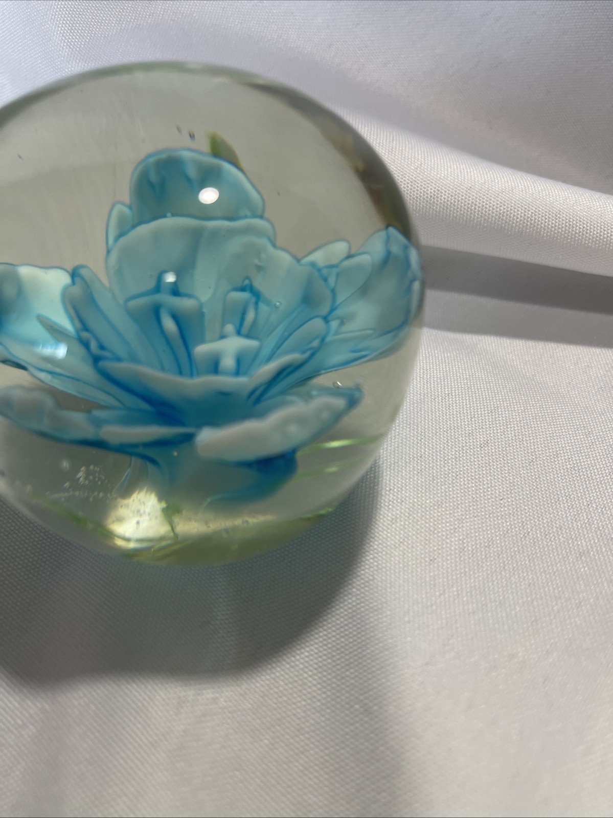 как выглядит Paperweight glass ball with beautiful aqua and white flower design inside фото