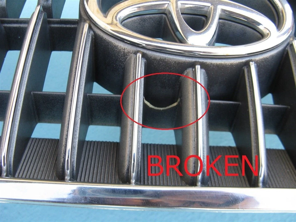 00 01 02 TOYOTA AVALON CAPÔ FRONTAL SUPERIOR EMBLEMA CROMADO USADO FABRICANTE DE EQUIPAMENTO ORIGINAL 53100-AC040 - Imagem 2 de 4