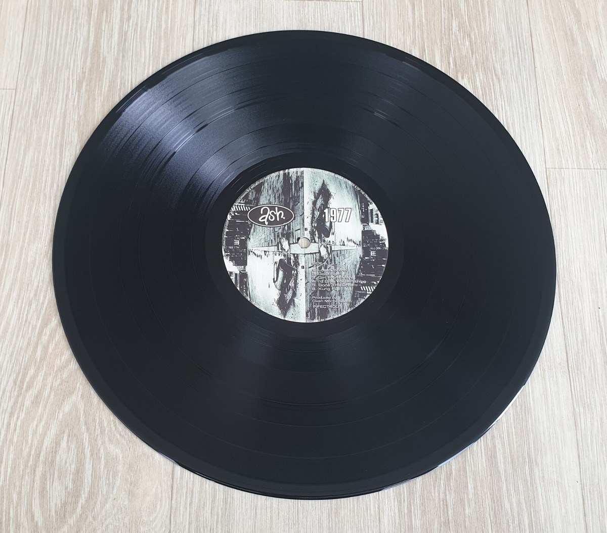 英LP Ash 1977 INFECT40LP INFECTIOUS RECORDS /00400 Ash – 1977/LP 1996 Infectious Records INFECT40LP UK EX/EX From