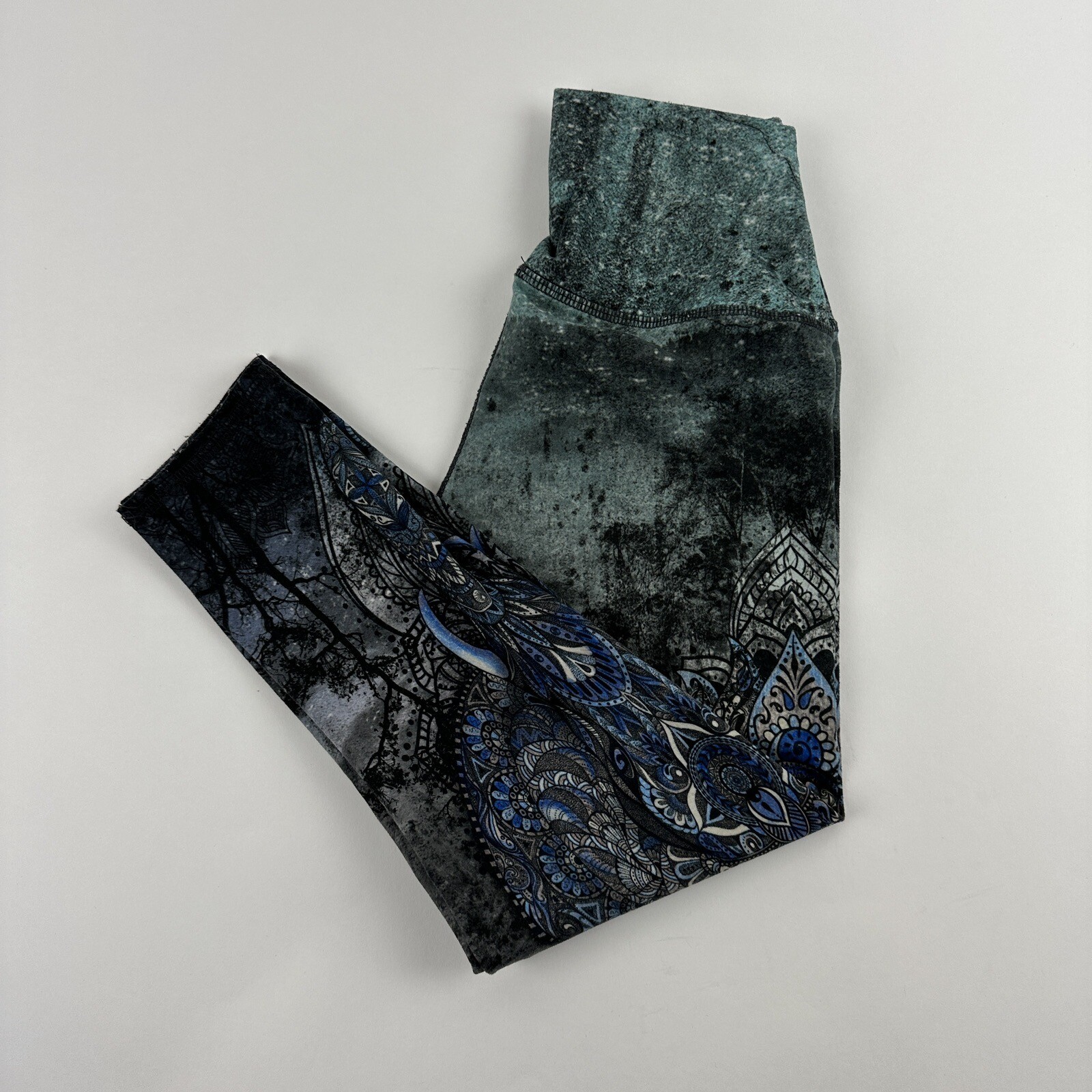 Green Elephant Scene Cropped Leggings for Women-image