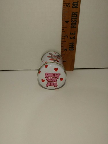 Vintage 1984 Sweet Love Kids Storage 2.5 Inch Tall Gifting Tin. - Picture 4 of 12