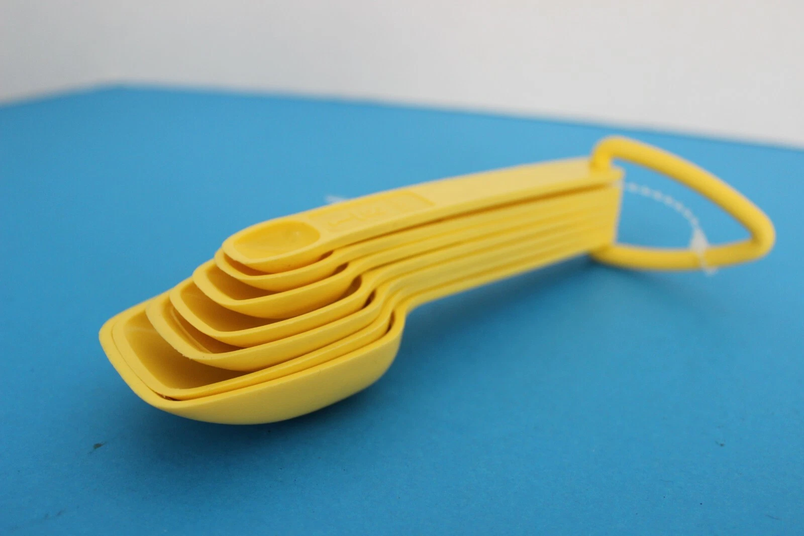 Vintage TUPPERWARE Yellow MEASURING SPOON SET~Complete~Include detachable D-Ring