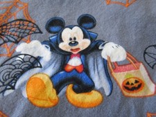 SCRUB TOP Halloween Mickey Mouse with Bats and Spiders Size Large 3 Pockets