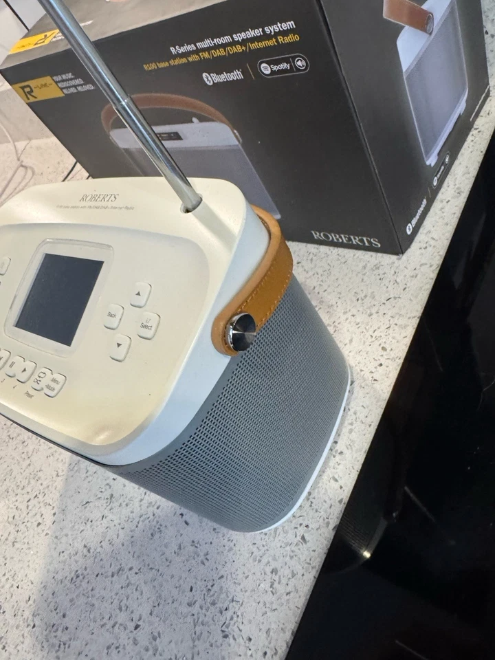 Roberts R100 base station with FM/DAB/DAB+/Internet Radio - In Original Box - Image 4 of 4
