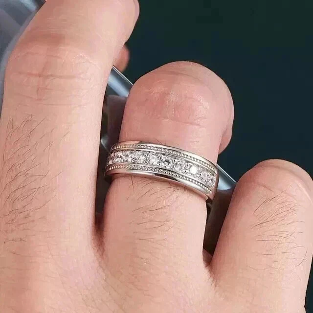 Anillo de compromiso de moissanita de corte redondo de 2,25 quilates enchapado en oro blanco de 14 quilates para hombre Foto 3 de 4
