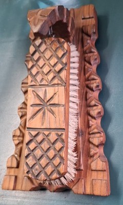 Vintage handgeschnitzte Volkskunst Holz Kleiderbürste Wandhänger