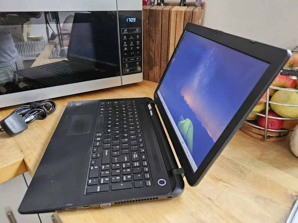 Toshiba Satellite C50 Core i3 250GB SDD 8GB Win 10 Webcam HDMI Laptop - Image 3 of 4