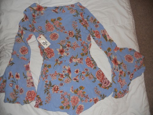 NEU MIT ETIKETT BILLABONG SITZENDER HÜBSCHER GEBLÜMTER STRAMPLER & LANGE GLOCKENÄRMEL GRÖSSE MEDIUM - Bild 5 von 8