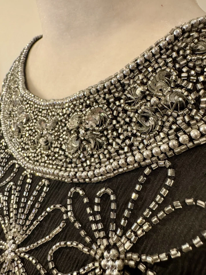 Blusa formal vintage anos 80 preta e prata com miçangas/lantejoulas/100% seda GG - Imagem 4 de 4