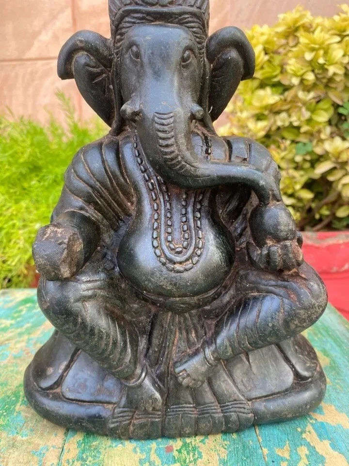 Antigua figura rara adorada del dios hindú Ganesha tallada a mano de piedra negra antigua rara Foto 3 de 4