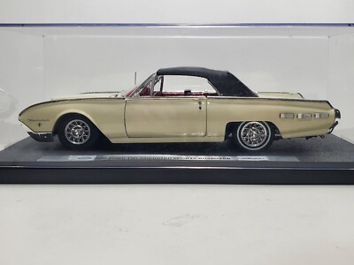 ミニカー ダイキャスト 1962 ford thunderbird sports Welly 1962 Ford Thunderbird Sports Roadster & Case 1:18 Scale