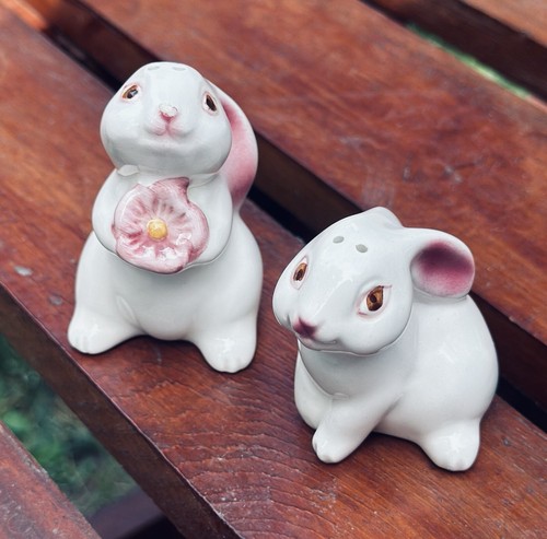 Vintage 1983 Avon Kitschy Bunny Rabbits Salt & Pepper Shakers Pink Bunnies - Picture 1 of 16