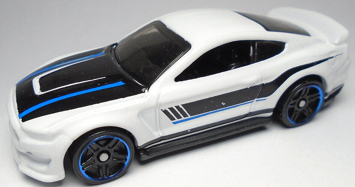 2017 HOT WHEELS FORD SHELBY GT350R WHITE 1:64 DIECAST 2 7/8" CAR W/ BLACK & BLUE