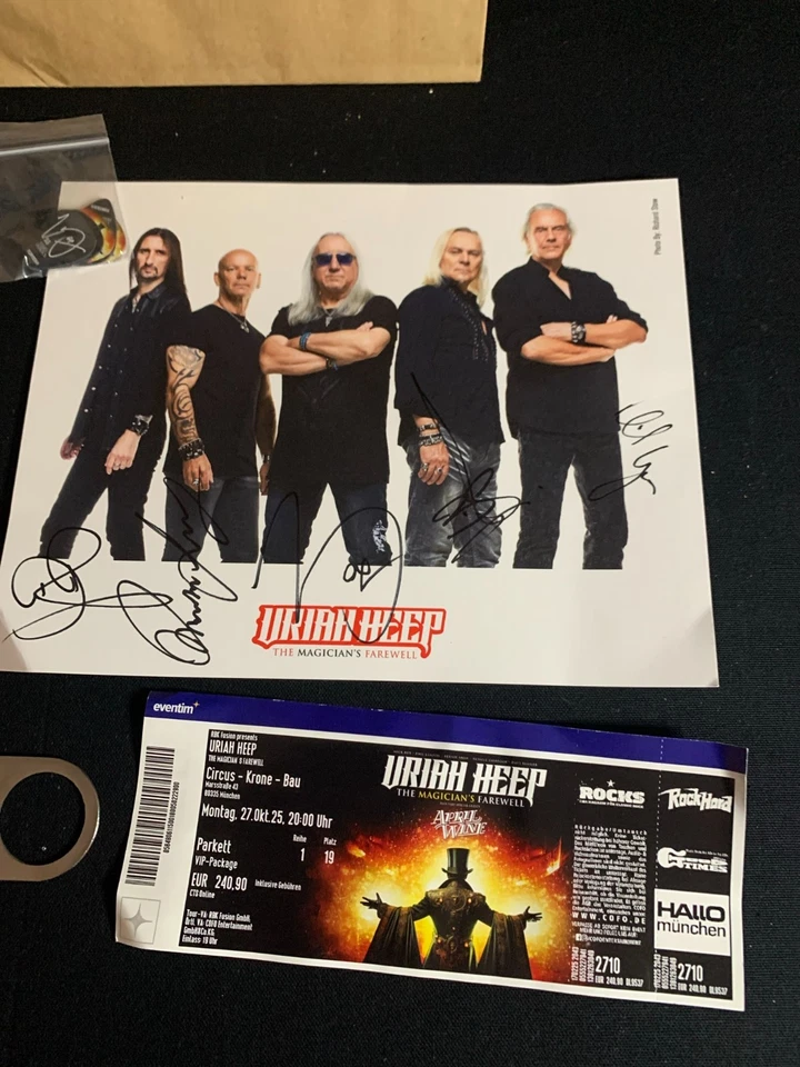 Uriah Heep VIP Package München 10/2025 mit 2 Satz 5x Original Unterschriften - Bild 2 von 3