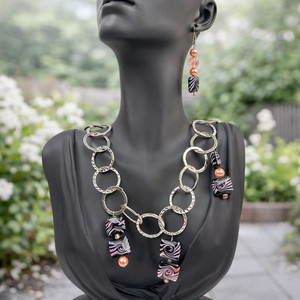Black Pink Swirl Glass Bead Necklace Earrings Set Hammered Silver Tone Chain 16"