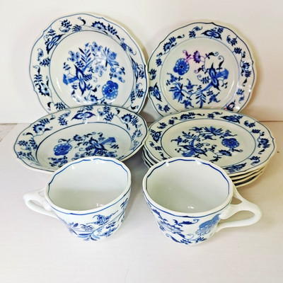 Blue Danube Onion Pattern China Japan 9 pc 2 Cups/2 Bowls/5 Bread Plates VTG
