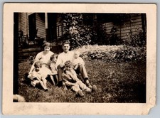 Vtg B&W Snapshot Family Of 6 Sitting On Grass Lawn Outside House Porch 1920s