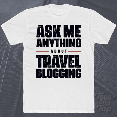 FRAG MICH ANYTHING ABOUT TRAVEL BLOGGING T-SHIRT Schreiben Geschichten Reiseziele Tipps