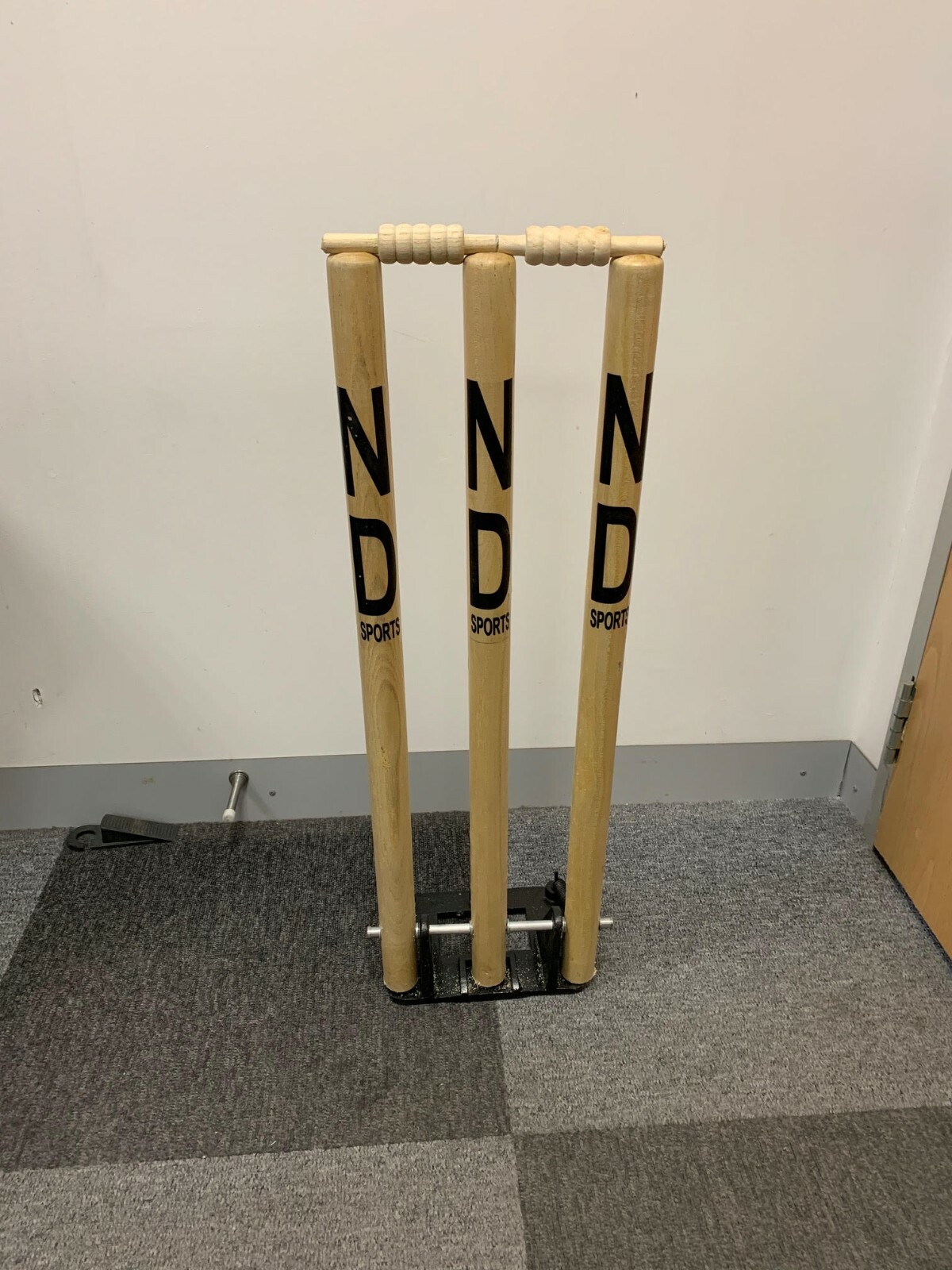 ND Cricket Wooden Spring Return Stumps Metal Base Wickets | eBay UK