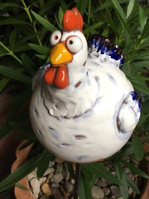 Midene Gartenstecker Handgefertigte Keramik | Wetterfeste Gartendeko Huhn | Einzelstück Aus Ton