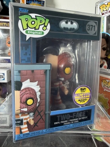 Funko Pop Digital 371 Two-Face LE 5000 Ultra W/Protector Batman 85th