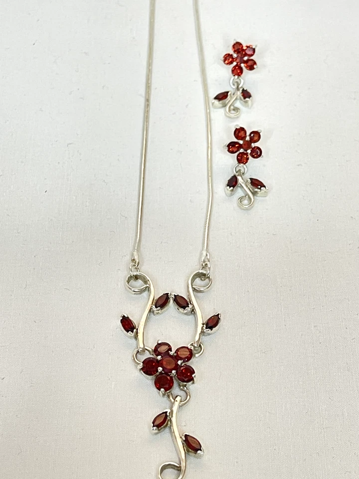 Conjunto de collar y pendiente perforador de turmalina con flores de plata de ley marcado Foto 4 de 4