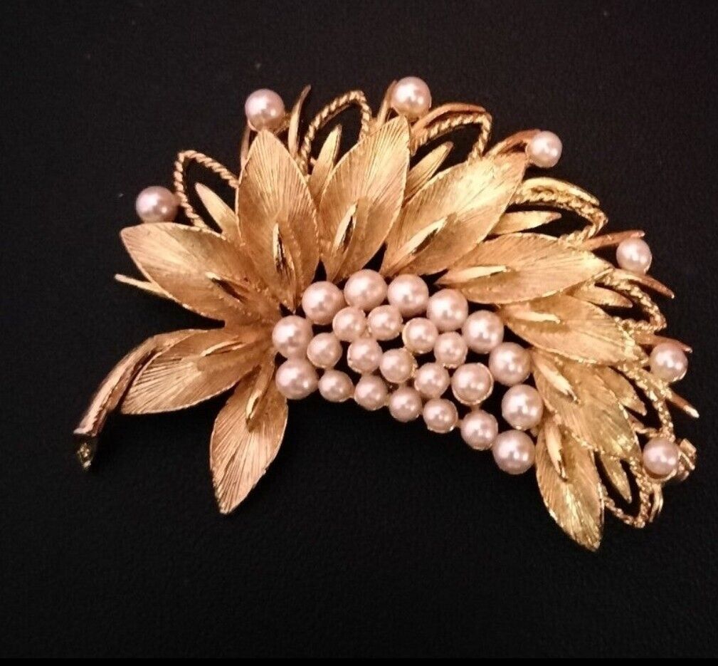 Vintage Brooch Leaves  Faux Pearl Beads Beautiful… - image 6