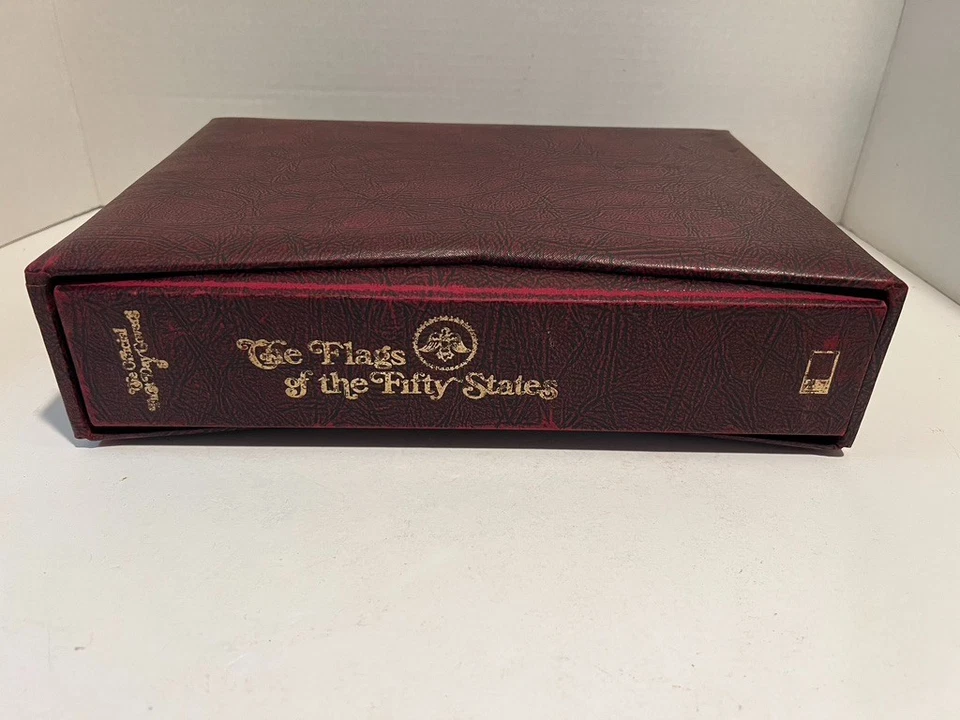 THE FLAGS OF THE FIFTY STATES, FIRST DAY COVER, 50 STAMP SET FROM 1976 With Book - Image 2 of 4