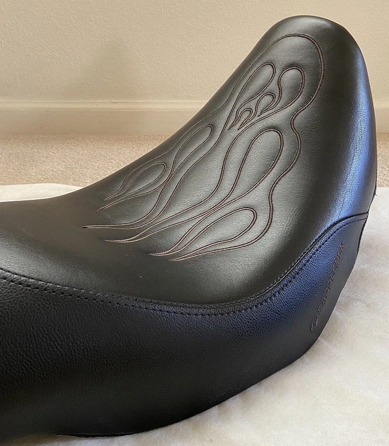 EXCELENTE ASIENTO PERFILADOR COSIDO A LLAMA NEGRO DYNA FXD HARLEY-DAVIDSON Foto 3 de 4