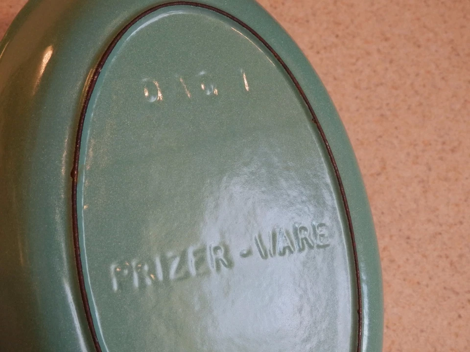  PRIZER WARE CAST IRON PORCELAIN COVERED SMALL CASSEROLE 2 TONE TURQ TAB HANDLE - Image 4 of 4