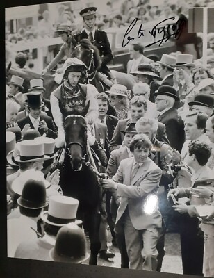 Lester Piggott Rennlegende verlässt den Kurs nach einem Sieg signiert 10x8 Foto