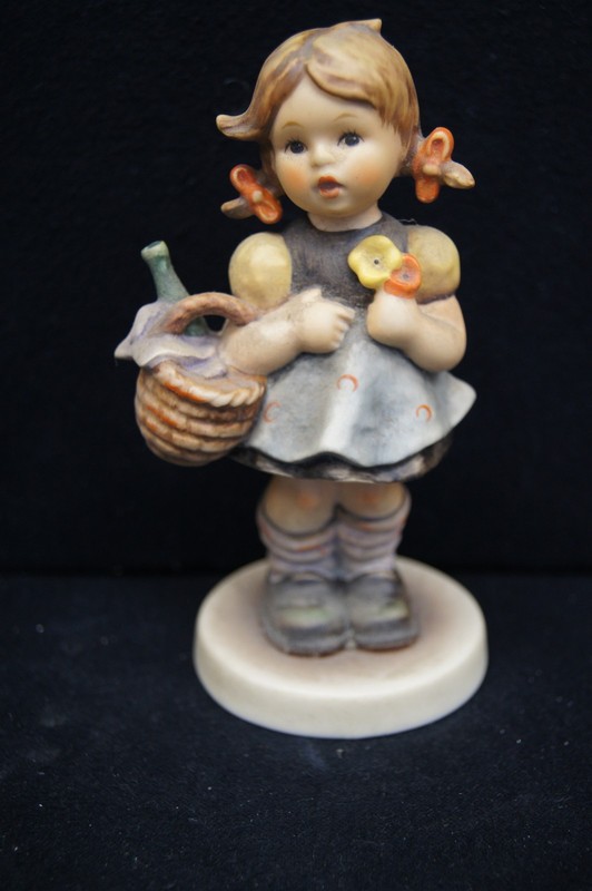HUMMEL Goebel Porcelain Figurine #563/0 Little Visitor 5 1/8" TMK-7