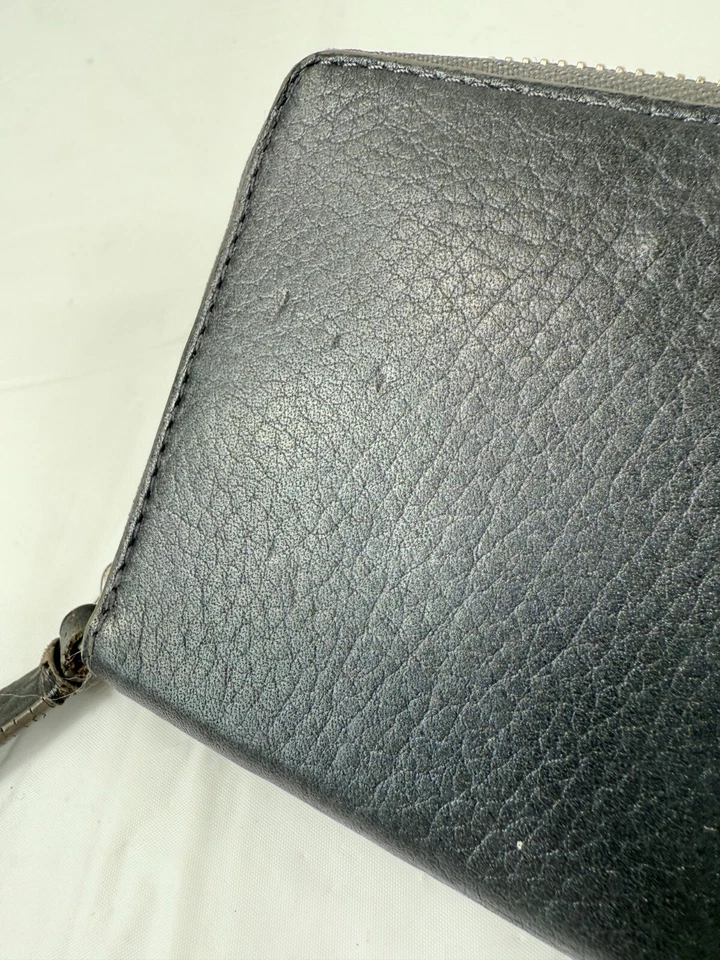 Cartera sin asas COLE HAAN gris oscuro de cuero granulado con cremallera para tarjetas de crédito Foto 3 de 4