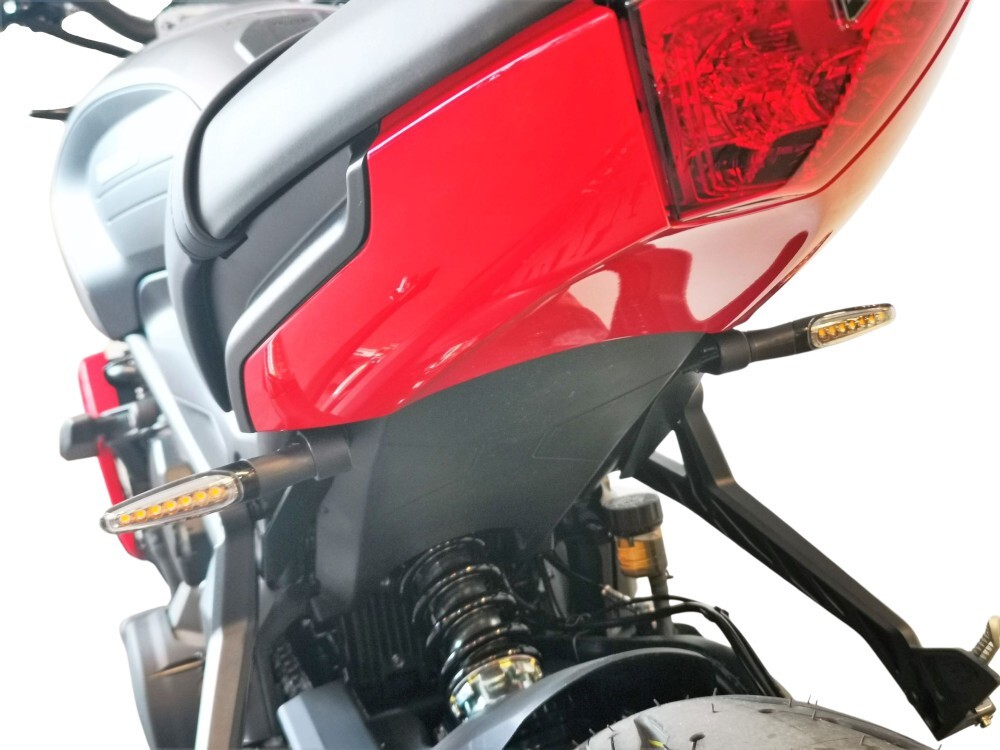 Autodomy Pack 4 Unita Porta Targa Auto | Supporto Targa Auto Universale in Acciaio Inox + 8 Viti | Clip Targa Rimorchio | Portatarga Auto, Rimorchio e Camion | Supporti Targhe Auto