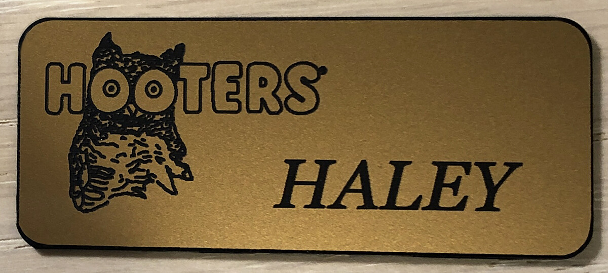 HOOTERS ピンバッジ NEW~HOOTERS Girl Uniform Collectible Fun Pin Badge Orange