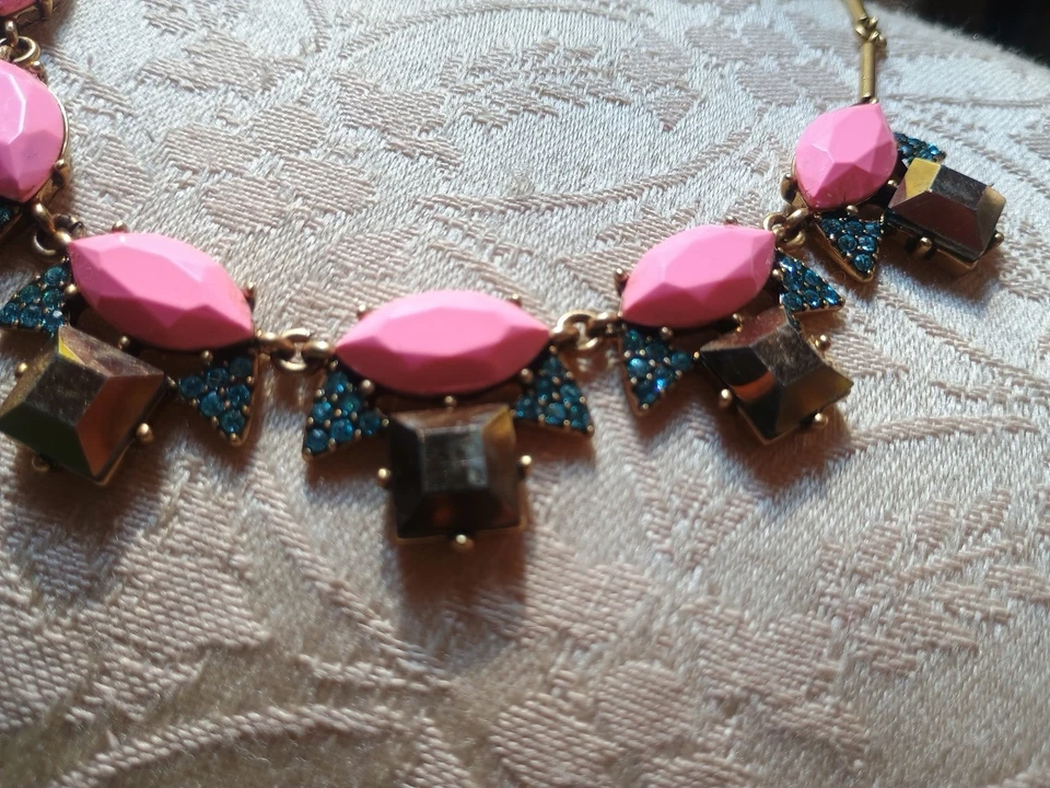 Vrg J. Crew Facetted 粉色/蓝色水晶声明项链金色厚围兜 — 第 4/4 张图片