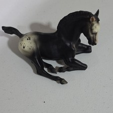 Breyer plastique croupe mouchetée visage blanc modèle cheval couché noir