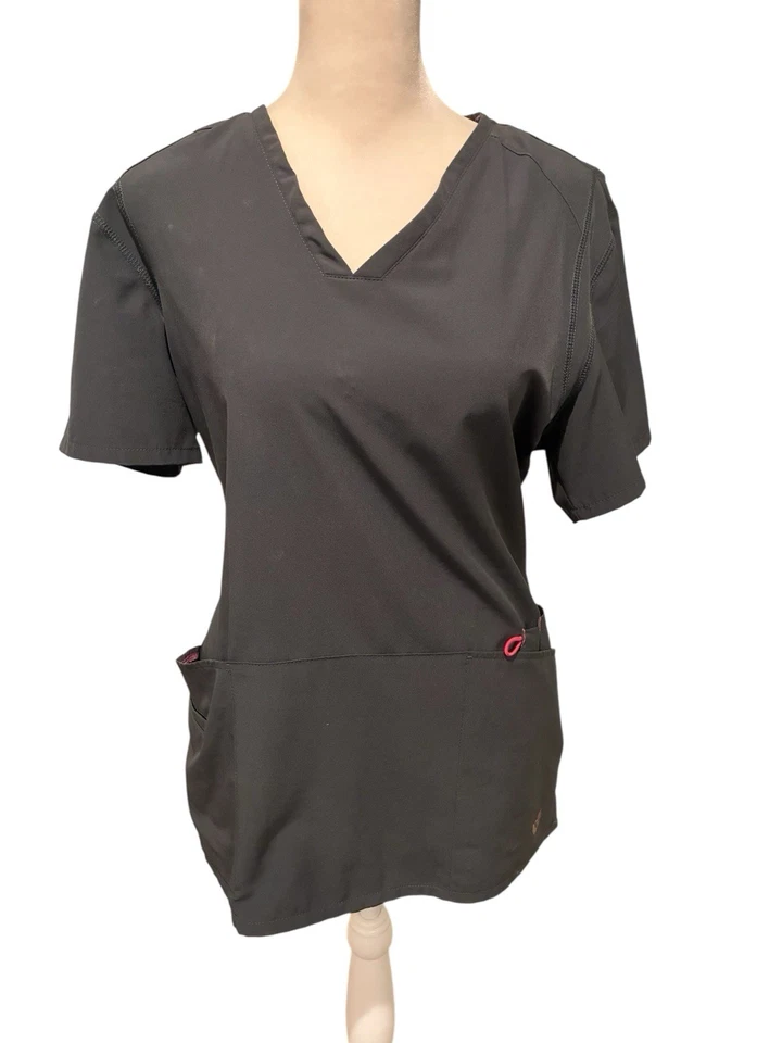 Blusa Médica Ajustada Smitten para Mujer. Acentos en Negro y Rosa. Ver otros anuncios de Smitten Foto 2 de 4