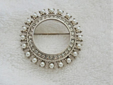 VINTAGE FAUX PEARL BEADES  CLEAR RHINESTONE WREATH BROOCH