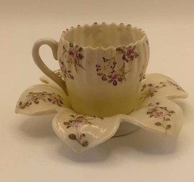 Vintage zierliche Tasse mit Untertasse in Form wie Blütenblätter hübsch zart Blumen Blumen