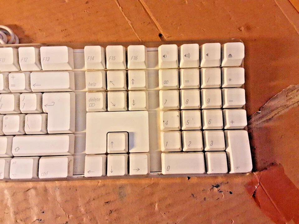 Apple A1048 Wired Keyboard GENUINE WHITE | With NUMPAD | UK QWERTY Layout - Image 3 of 4