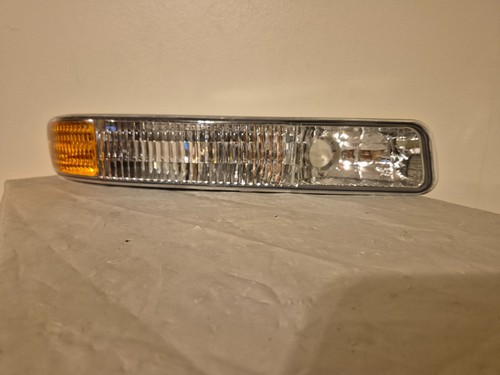 1999 to 2006 GMC Sierra Yukon Parking Side Marker Signal Light Right Passenger - Picture 2 of 7